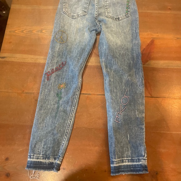 Super cute embroidered peace jeans - Picture 9 of 9